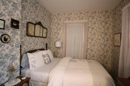 The Governor's Inn - Lizzie's room